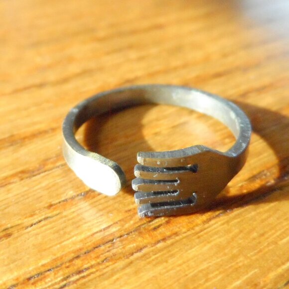 DISNEY Fork Ring sz 7 Dark colored metal - Picture 3 of 6